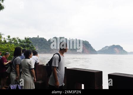 Leshan, Chine. 25 juillet 2024. Les touristes visitent le lieu pittoresque du Bouddha géant de Leshan à Leshan, en Chine, le 25 juillet 2024. (Photo de Costfoto/NurPhoto) crédit : NurPhoto SRL/Alamy Live News Banque D'Images