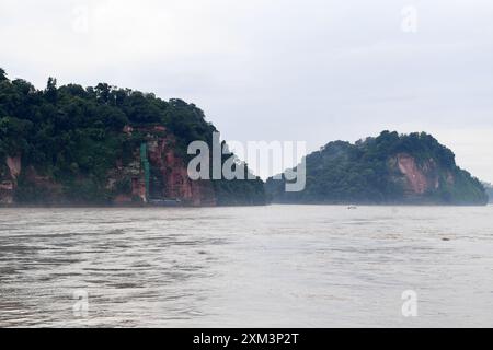 Leshan, Chine. 25 juillet 2024. Les touristes visitent le lieu pittoresque du Bouddha géant de Leshan à Leshan, en Chine, le 25 juillet 2024. (Photo de Costfoto/NurPhoto) crédit : NurPhoto SRL/Alamy Live News Banque D'Images