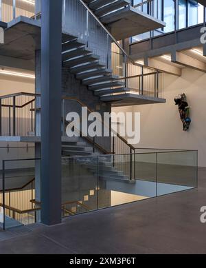 Escalier ouvert avec noyau en béton et sculpture. Stiftung Froehlich - Collection Froehlich, Leinfelden-Echterdingen, Allemagne. Architecte : Gabriele Gloec Banque D'Images