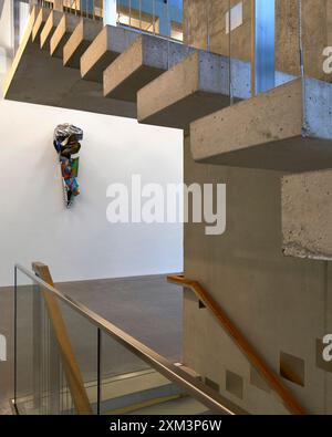 Escalier ouvert avec noyau en béton et sculpture. Stiftung Froehlich - Collection Froehlich, Leinfelden-Echterdingen, Allemagne. Architecte : Gabriele Gloec Banque D'Images