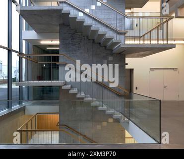 Escalier ouvert avec noyau en béton. Stiftung Froehlich - Collection Froehlich, Leinfelden-Echterdingen, Allemagne. Architecte : Gabriele Gloeckler, 2024. Banque D'Images