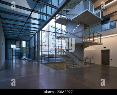 Escalier ouvert avec noyau en béton et mur de fenêtre. Stiftung Froehlich - Collection Froehlich, Leinfelden-Echterdingen, Allemagne. Architecte : Gabriele Glo Banque D'Images