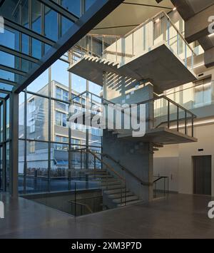 Escalier ouvert avec noyau en béton et mur de fenêtre. Stiftung Froehlich - Collection Froehlich, Leinfelden-Echterdingen, Allemagne. Architecte : Gabriele Glo Banque D'Images