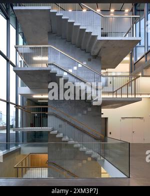 Escalier ouvert avec noyau en béton. Stiftung Froehlich - Collection Froehlich, Leinfelden-Echterdingen, Allemagne. Architecte : Gabriele Gloeckler, 2024. Banque D'Images