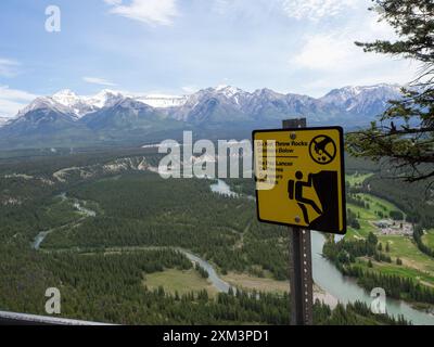 Panneau « pas de projection de roches », tunnel Mountain, Banff, Canada Banque D'Images