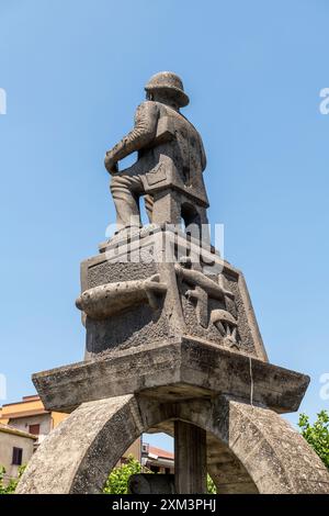 Le mémorial de guerre exceptionnellement laid à Randazzo, Sicile, Italie Banque D'Images