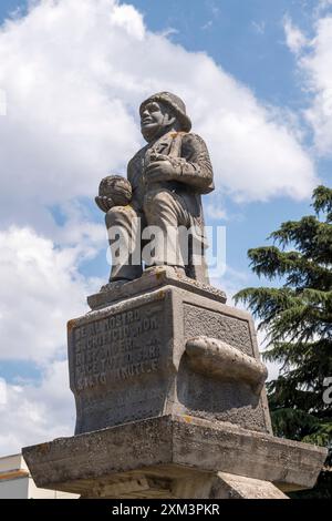 Le mémorial de guerre exceptionnellement laid à Randazzo, Sicile, Italie Banque D'Images