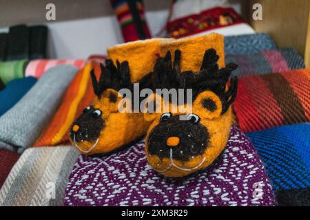 Casquette multicolore faite à la main tricotée à la main avec de la fibre d'alpaga avec des motifs ancestraux et des figures géométriques de couleurs saisissantes placées sur une table Banque D'Images