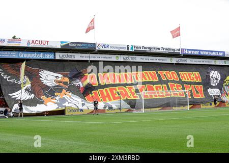 Deventer, pays-Bas. 25 juillet 2024. DEVENTER, PAYS-BAS - JUILLET 25 : les fans de Go Ahead Eagles avec une grande bannière au-dessus des gradins lors du match de deuxième tour de qualification de l'UEFA entre Go Ahead Eagles et SK Brann à de Adelaarshorst le 25 juillet 2024 à Deventer, pays-Bas. (Photo de Broer van den Boom/Orange Pictures) crédit : Orange pics BV/Alamy Live News Banque D'Images