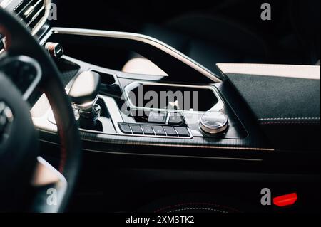 Transmission automatique avec cuir de voiture de luxe. Intérieur noir avec détails chromés Banque D'Images