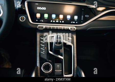 Transmission automatique avec cuir de voiture de luxe. Intérieur noir avec détails chromés Banque D'Images