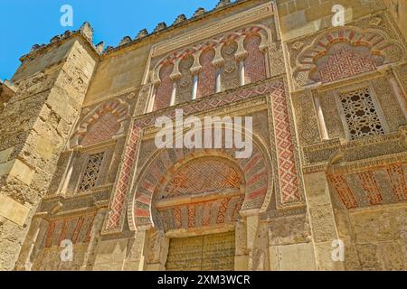 Détail du mur extérieur de la Mezquita-Catedral de Córdoba ou mosquée-cathédrale de Córdoba, à l'origine une mosquée islamique, dans la province de Cordoue, en Espagne. Banque D'Images