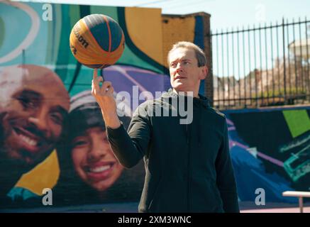Philadelphie, Pennsylvanie, 25 mars 2024 Un homme joue au basket-ball sur le terrain avec une fresque de Kobe Bryant Banque D'Images