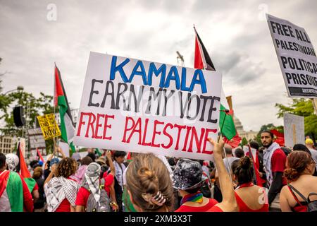 Washington DC, États-Unis. 19 juillet 2024. WASHINGTON, DC - 24 JUILLET : un activiste tient une pancarte qui dit "Kamala gagnez mon vote libre Palestine" lors d'une manifestation pro-palestinienne près du Capitole américain le 24 juillet 2024 à Washington, les militants ont organisé de multiples manifestations en réponse à la visite du premier ministre israélien Benjamin Netanyahu au Capitole des États-Unis et pour protester contre la guerre Hamas-Israël. (Photo de Michael Nigro/Sipa USA) crédit : Sipa USA/Alamy Live News Banque D'Images