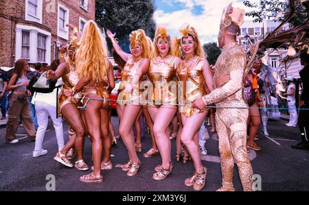 Carnaval de Notting Hill à Londres, Royaume-Uni : un groupe d'artistes de carnaval en costumes dorés dans la rue Banque D'Images