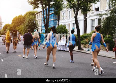 Carnaval de Notting Hill à Londres, Royaume-Uni : danseuses et interprètes en costumes de carnaval Banque D'Images