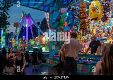 Duck Pond Fairground Stall Game au Travelling Funfair pendant le festival Gentse Feesten / Gand, festivités estivales à Gand, Flandre orientale, Belgique Banque D'Images