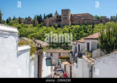 Belle vue panoramique sur la Alhambra depuis le charmant quartier Albaycin à Grenade, Andalousie, Espagne. L'architecture historique et le vert luxuriant Banque D'Images