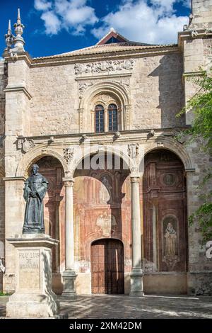 La façade de l'Iglesia de Santo Domingo du XVIe siècle à Grenade, Andalousie, Espagne, mettant en valeur son architecture classique et ses statues historiques. Banque D'Images