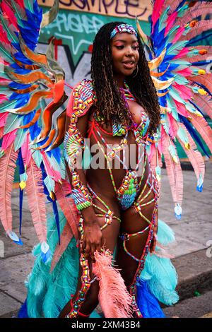Une jeune femme noire avec costume de carnaval fantaisie, Notting Hill Carnival à Londres, Royaume-Uni Banque D'Images