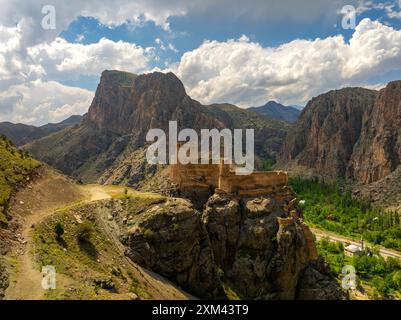 Château d'Enguzek kapi en haute montagne à Uzundere, Erzurum, Turquie, Turquie voyage Banque D'Images