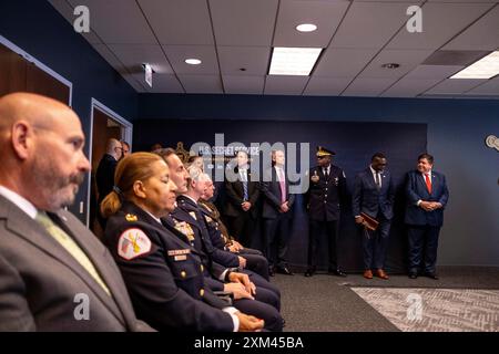 Chicago, Illinois, États-Unis. 25 juillet 2024. L'agent spécial en charge intérimaire du FBI LUCAS ROTHAAR, à gauche, JEFF BURNSIDE, coordinateur du DNC 2024, le surintendant de la police de Chicago LARRY SNELLING, le maire de Chicago BRANDON JOHNSON et le gouverneur de l'Illinois JB PRITZKER assistent à une séance d'information sur la sécurité pour la Convention nationale démocratique au bureau des services secrets des États-Unis à Chicago, Illinois. (Crédit image : © Joel Angel Juarez/ZUMA Press Wire) USAGE ÉDITORIAL SEULEMENT! Non destiné à UN USAGE commercial ! Banque D'Images