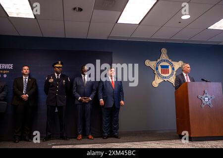 Chicago, Illinois, États-Unis. 25 juillet 2024. L'agent spécial en charge par intérim du FBI LUCAS ROTHAAR, à gauche, le surintendant de la police de Chicago LARRY SNELLING, le maire de Chicago BRANDON JOHNSON et le gouverneur de l'Illinois JB PRITZKER regardent JEFF BURNSIDE, coordinateur du DNC 2024, parler lors d'un briefing sur la sécurité pour la Convention nationale démocrate au bureau de campagne des services secrets des États-Unis à Chicago, Illinois. (Crédit image : © Joel Angel Juarez/ZUMA Press Wire) USAGE ÉDITORIAL SEULEMENT! Non destiné à UN USAGE commercial ! Banque D'Images