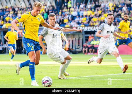 Broendby, Danemark. 25 juillet 2024. Sebastian Sebulonsen, Broendby et KRASNIQI, KF Llapi 1932 lors du match de Conference League où Broendby accueille KF Llapi dans la qualification pour la Conference League à Broendby jeudi 25 juillet 2024. (Photo : Martin Sylvest/Ritzau Scanpix 2024) crédit : Ritzau/Alamy Live News Banque D'Images