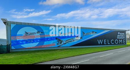 Un panneau de bienvenue à l'entrée du Royal Air Force Museum Midlands, Cosford, Shifnal, Shropshire, Angleterre, ROYAUME-UNI Banque D'Images