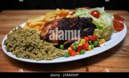 poulet grillé avec des légumes sur une assiette Banque D'Images