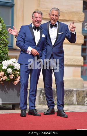 Patrick Lindner mit Ehemann Peter Schaefer BEI der Eröffnung der Bayreuther Festspiele im Festspielhaus in Bayreuth am 25.07.2024 *** Patrick Lindner avec son mari Peter Schaefer à l'ouverture du Festival de Bayreuth au Festspielhaus de Bayreuth le 25 07 2024 Banque D'Images