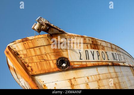 arcs d'un vieux bateau échouée sur une plage grecque sous un ciel bleu Banque D'Images