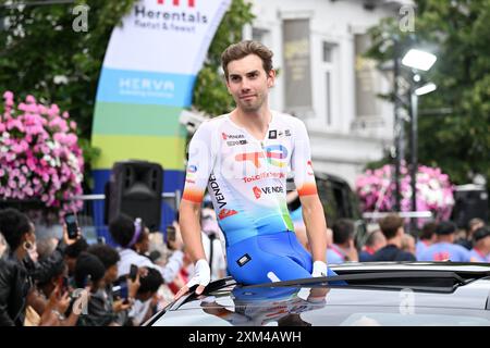 Herentals, Belgique. 25 juillet 2024. Steff Cras belges de TotalEnergies en photo avant la course cycliste 'Natourcritium Herentals', jeudi 25 juillet 2024 à Herentals. Le concours fait partie des traditionnels 'critériums', des courses locales dans lesquelles s'affrontent principalement des cyclistes qui ont roulé sur le Tour de France. BELGA PHOTO MAARTEN STRAETEMANS crédit : Belga News Agency/Alamy Live News Banque D'Images