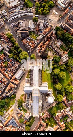 Vue aérienne de haut en bas directement au-dessus de la ville de York, dans le Yorkshire du Nord, avec la cathédrale York Minster et ses environs dans une vue de style carte Banque D'Images