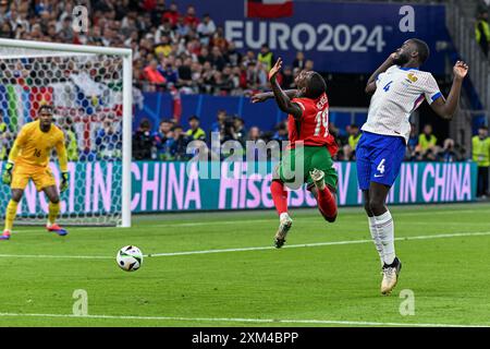 Hambourg, Allemagne. 05 juillet 2024. Nuno Mendes (19 ans) du Portugal et Dayot Upamecano (4 ans) de France lors d'un match de football entre les équipes nationales de France, appelé les bleus et le Portugal lors d'un quart de finale du tournoi UEFA Euro 2024, le samedi 5 juillet 2024 à Hambourg, Allemagne . Crédit : Sportpix/Alamy Live News Banque D'Images