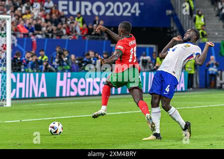 Hambourg, Allemagne. 05 juillet 2024. Nuno Mendes (19 ans) du Portugal et Dayot Upamecano (4 ans) de France lors d'un match de football entre les équipes nationales de France, appelé les bleus et le Portugal lors d'un quart de finale du tournoi UEFA Euro 2024, le samedi 5 juillet 2024 à Hambourg, Allemagne . Crédit : Sportpix/Alamy Live News Banque D'Images