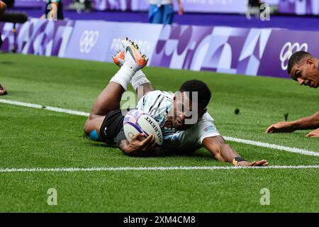 Paris, France, 25 juillet 2024. Joji Nasova (1) de Team Fidji marque un essai lors du match de rugby à sept des Jeux Olympiques de Paris 2024 entre la France et les Fidji au stade de France le 25 juillet 2024 à Paris. Crédit : Pete Dovgan/Speed Media/Alamy Live News Banque D'Images
