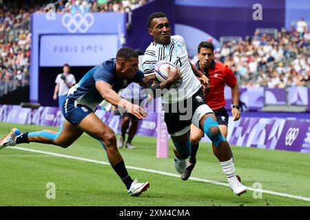 Paris, France, 25 juillet 2024. Joji Nasova (1) de Team Fidji marque un essai lors du match de rugby à sept des Jeux Olympiques de Paris 2024 entre la France et les Fidji au stade de France le 25 juillet 2024 à Paris. Crédit : Pete Dovgan/Speed Media/Alamy Live News Banque D'Images
