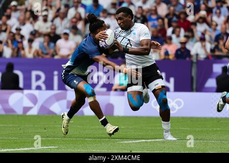 Paris, France, 25 juillet 2024. Joji Nasova (1) de Team Fidji dirige la balle lors du match de rugby à sept des Jeux Olympiques de Paris 2024 entre la France et les Fidji au stade de France le 25 juillet 2024 à Paris. Crédit : Pete Dovgan/Speed Media/Alamy Live News Banque D'Images