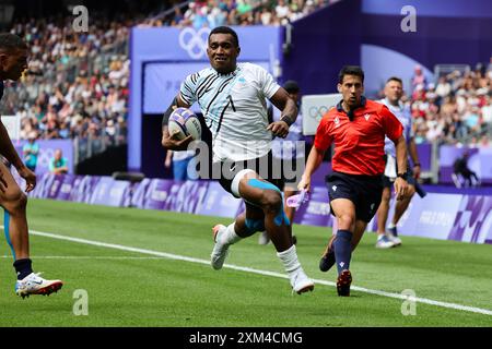 Paris, France, 25 juillet 2024. Joji Nasova (1) de Team Fidji marque un essai lors du match de rugby à sept des Jeux Olympiques de Paris 2024 entre la France et les Fidji au stade de France le 25 juillet 2024 à Paris. Crédit : Pete Dovgan/Speed Media/Alamy Live News Banque D'Images