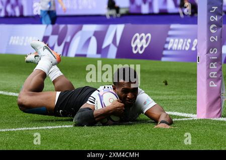 Paris, France, 25 juillet 2024. Joji Nasova (1) de Team Fidji marque un essai lors du match de rugby à sept des Jeux Olympiques de Paris 2024 entre la France et les Fidji au stade de France le 25 juillet 2024 à Paris. Crédit : Pete Dovgan/Speed Media/Alamy Live News Banque D'Images