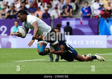 Paris, France, 25 juillet 2024. Joji Nasova (1) de Team Fidji est attaqué lors du match de rugby à sept des Jeux Olympiques de Paris 2024 entre la France et les Fidji au stade de France le 25 juillet 2024 à Paris. Crédit : Pete Dovgan/Speed Media/Alamy Live News Banque D'Images