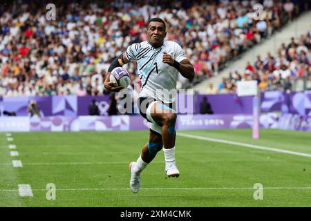 Paris, France, 25 juillet 2024. Joji Nasova (1) de Team Fidji marque un essai lors du match de rugby à sept des Jeux Olympiques de Paris 2024 entre la France et les Fidji au stade de France le 25 juillet 2024 à Paris. Crédit : Pete Dovgan/Speed Media/Alamy Live News Banque D'Images