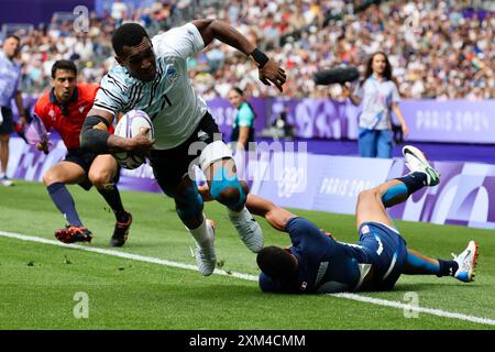 Paris, France, 25 juillet 2024. Joji Nasova (1) de Team Fidji marque un essai lors du match de rugby à sept des Jeux Olympiques de Paris 2024 entre la France et les Fidji au stade de France le 25 juillet 2024 à Paris. Crédit : Pete Dovgan/Speed Media/Alamy Live News Banque D'Images