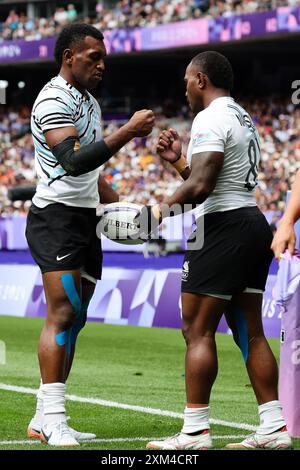 Paris, France, 25 juillet 2024. Joji Nasova (1) de Team Fidji marque un essai et célèbre avec Waisea Nacuqu (8) de Team Fidji lors du match de rugby à sept des Jeux Olympiques de Paris 2024 entre la France et les Fidji au stade de France le 25 juillet 2024 à Paris, France. Crédit : Pete Dovgan/Speed Media/Alamy Live News Banque D'Images