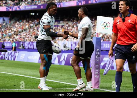Paris, France, 25 juillet 2024. Joji Nasova (1) de Team Fidji marque un essai et célèbre avec Waisea Nacuqu (8) de Team Fidji lors du match de rugby à sept des Jeux Olympiques de Paris 2024 entre la France et les Fidji au stade de France le 25 juillet 2024 à Paris, France. Crédit : Pete Dovgan/Speed Media/Alamy Live News Banque D'Images