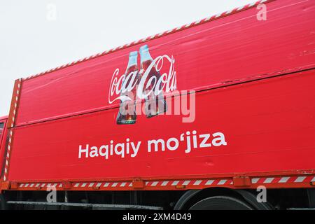 Détail du camion de distribution rouge avec ouzbek, Un vrai miracle, sur le côté. À l'usine de soude CCI Coca Cola à Tachkent, Ouzbékistan. Banque D'Images