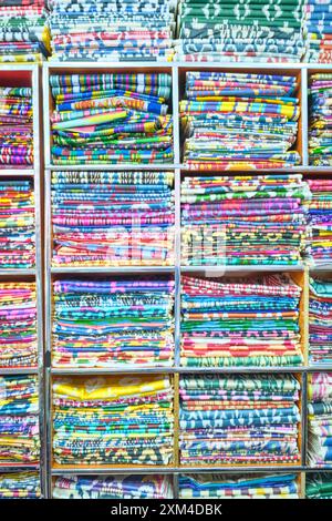 Détail, gros plan de piles, boulons de tissus à motifs ikat dans un magasin, boutique. Dans le tissu local, section vêtements de la célèbre marque de shopping Chorsu Banque D'Images