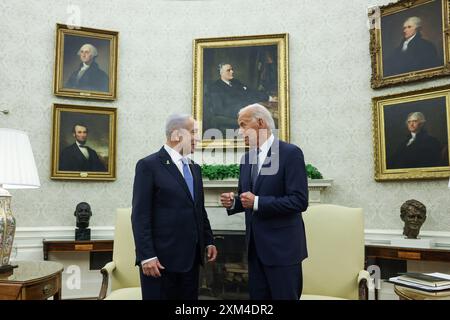 Washington, Vereinigte Staaten. 25 juillet 2024. Le président américain Joe Biden rencontre le premier ministre israélien Benjamin Netanyhu pour une réunion bilatérale dans le bureau ovale de la Maison Blanche à Washington, DC le 25 juillet 2024. Crédit : Samuel Corum/Pool via CNP/dpa/Alamy Live News Banque D'Images