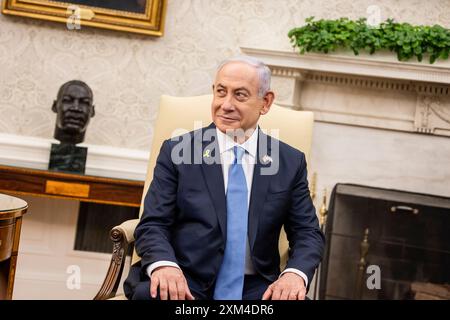 Washington, Vereinigte Staaten. 25 juillet 2024. Le premier ministre israélien Benjamin Netanyhu écoute alors qu’il rencontre le président des États-Unis Joe Biden pour une réunion bilatérale dans le bureau ovale de la Maison Blanche à Washington, DC le 25 juillet 2024. Crédit : Samuel Corum/Pool via CNP/dpa/Alamy Live News Banque D'Images